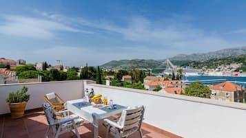 Apartment (One-Bedroom Apartment with Terrace an) | Balcony