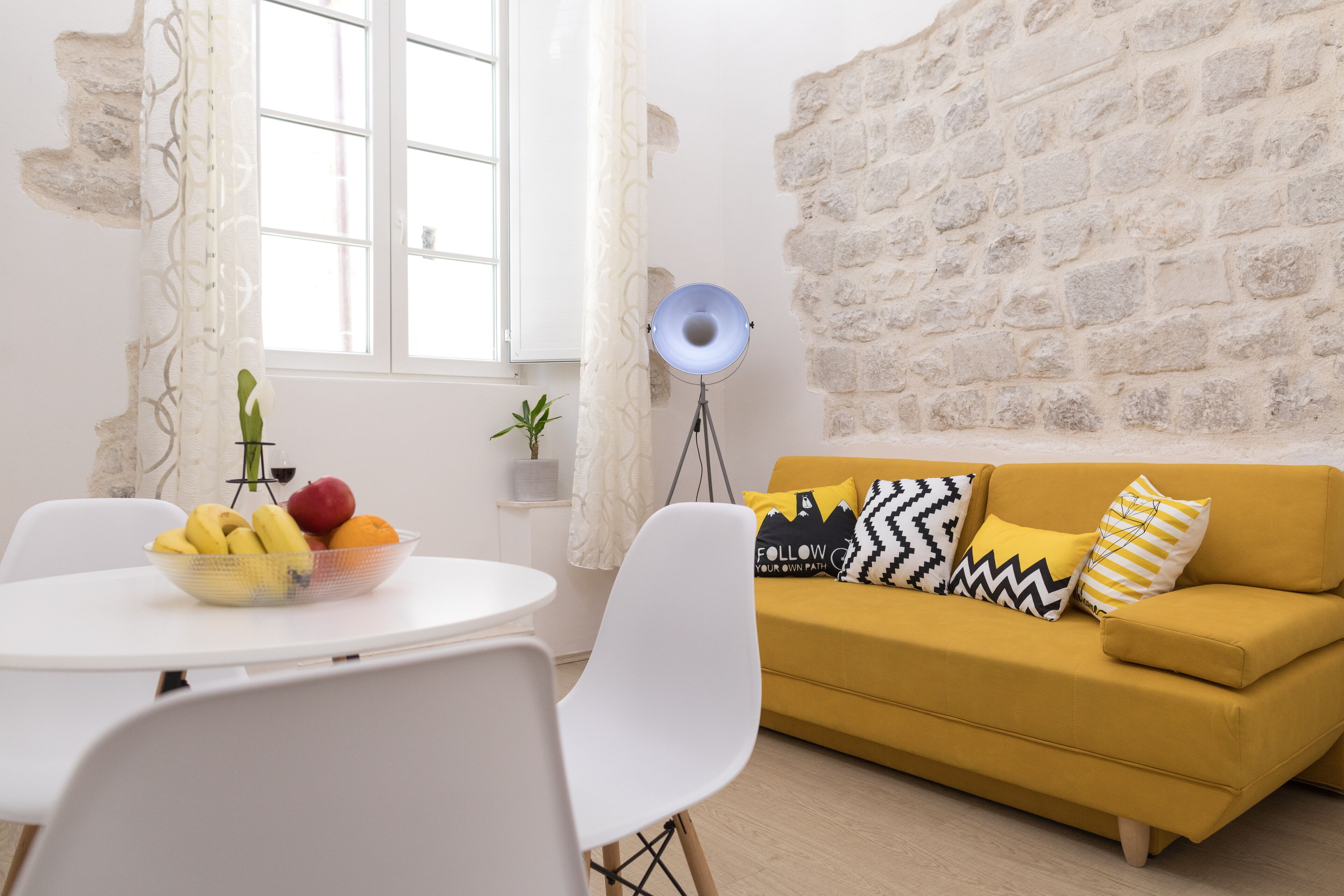 Apartment (One-Bedroom Apartment) | Wohnzimmer | Fernseher