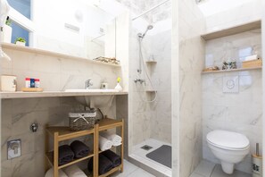 Apartamento (One-Bedroom Apartment) | Banheiro | Chuveiro, toalhas de banho