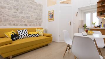 Apartment (One-Bedroom Apartment) | Wohnzimmer | Fernseher