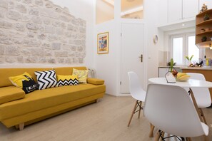 Appartement (One-Bedroom Apartment) | Salle de séjour