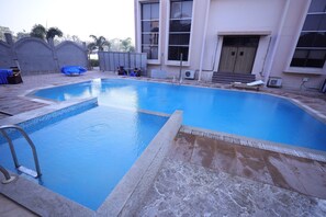 حمّام سباحة خارجي