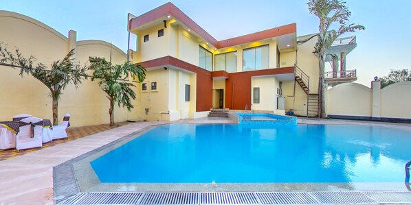 حمّام سباحة خارجي