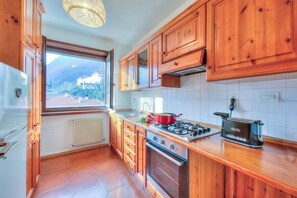 Réfrigérateur, four, plaque de cuisson, cafetière/bouilloire