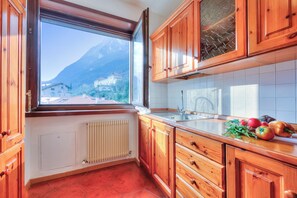 Kühlschrank, Ofen, Herdplatte, Wasserkocher mit Kaffee-/Teezubehör