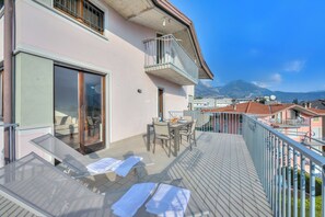 Outdoor dining - Casa Palmaverde Few Min From Lake (Riva del Garda)