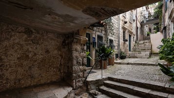 Studio (Studio Apartment with Balcony and Old) | Exterior