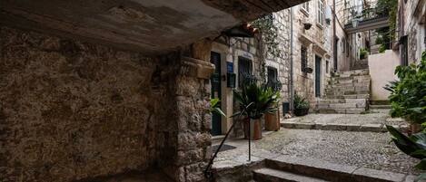 Studio (Studio Apartment with Balcony and Old) | Exterior