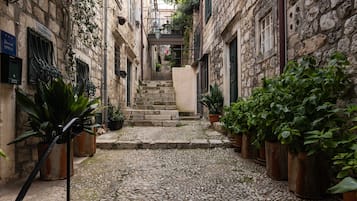 Studio (Studio Apartment with Balcony and Old) | Außenbereich