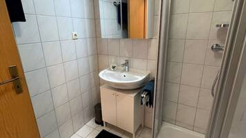 Dusche, Haartrockner, Handtücher, Toilettenpapier