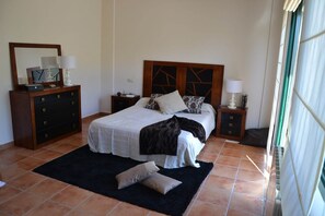 4 quartos, ferros/tábuas de passar roupa, berço de viagem