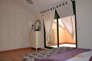 4 室のベッドルーム、アイロン / アイロン台、旅行用ベビーベッド、WiFi (無料)