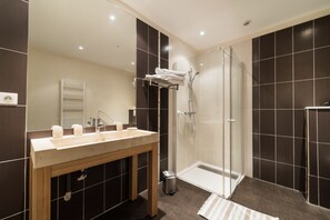 Ensemble douche/baignoire, sèche-cheveux, serviettes fournies, savon