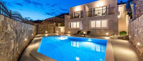 Een seizoensgebonden buitenzwembad