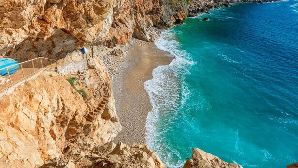 A coastal cliff with a rocky beach and a clear view of the sea. - Villa Kabalero (Konavle)