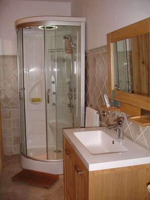 Dutxa, assecador de cabells, bidet i tovalloles 