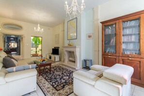 Family Townhome, Multiple Bedrooms, 2 Bathrooms (Well Located Townhouse & Courtyard) | Living area