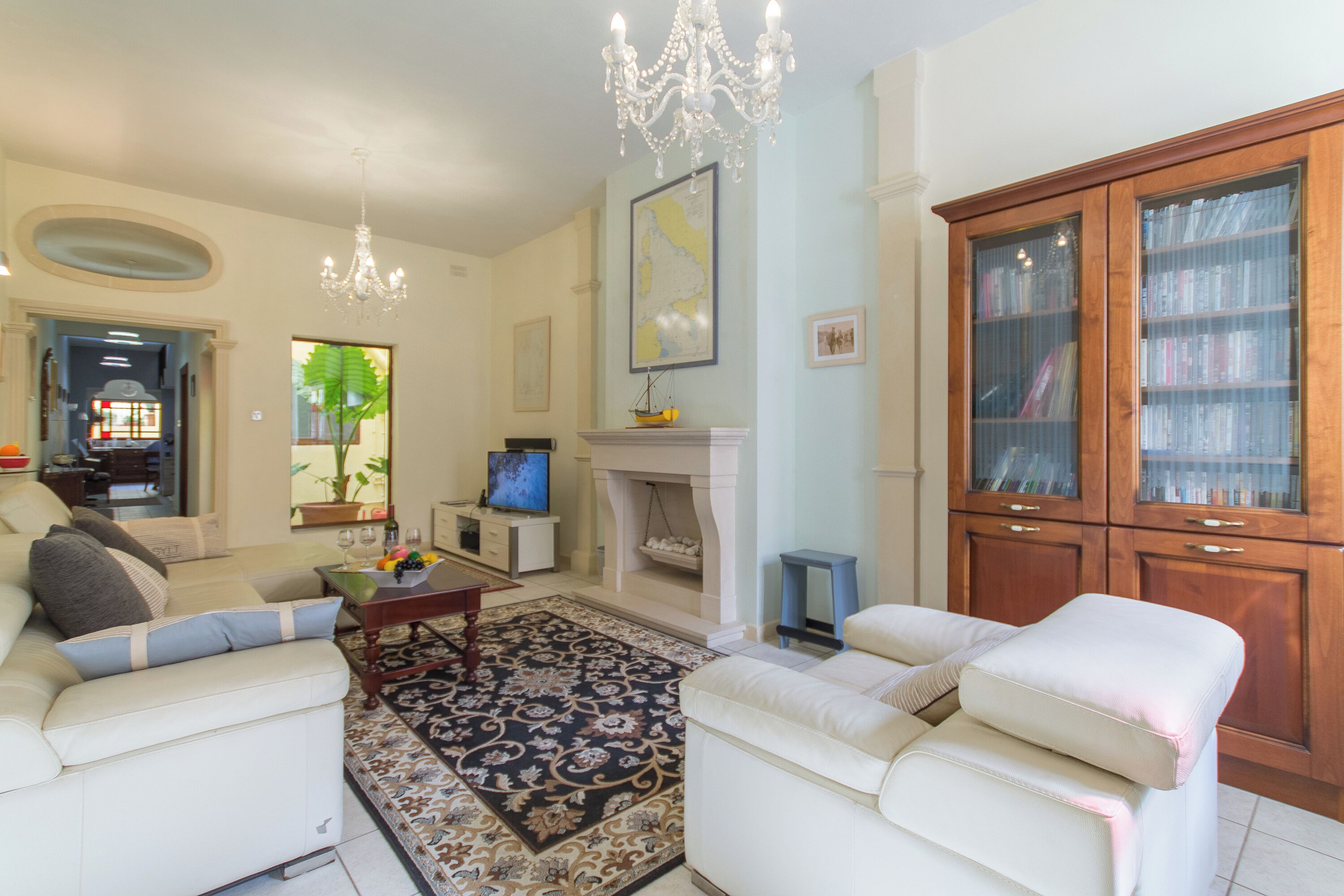 Nhà liên kế dành cho gia đình, nhiều phòng ngủ, 2 phòng tắm (Well Located Townhouse & Courtyard) | Khu phòng khách | TV 21-inch có truyền hình kỹ thuật số, lò sưởi, đầu đĩa DVD 