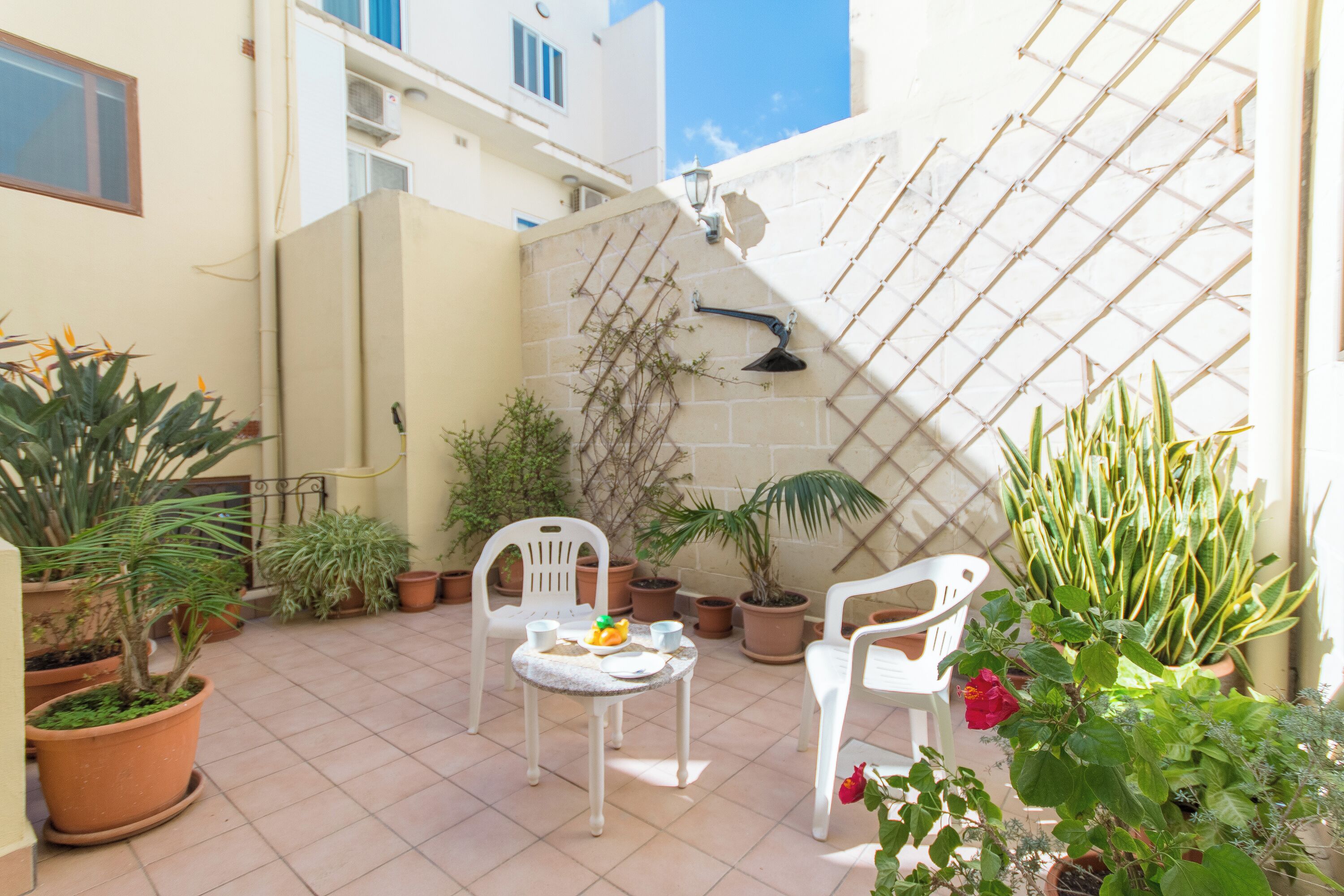 Family Townhome, Multiple Bedrooms, 2 Bathrooms (Well Located Townhouse & Courtyard) | Outdoor dining