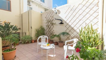 Family Townhome, Multiple Bedrooms, 2 Bathrooms (Well Located Townhouse & Courtyard) | Outdoor dining