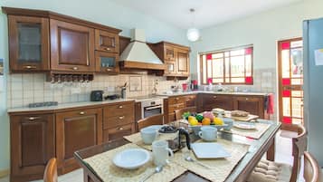 Townhouse Keluarga, 3 kamar tidur, 2 kamar mandi (Well Located Townhouse & Courtyard) | Ruang makan