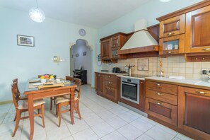 Family Townhome, Multiple Bedrooms, 2 Bathrooms (Well Located Townhouse & Courtyard) | Private kitchen - Well Located Townhouse & Courtyard Kalka (Kalkara)