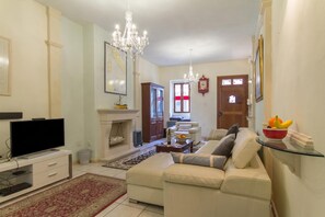 Living area - Well Located Townhouse & Courtyard Kalka (Kalkara)