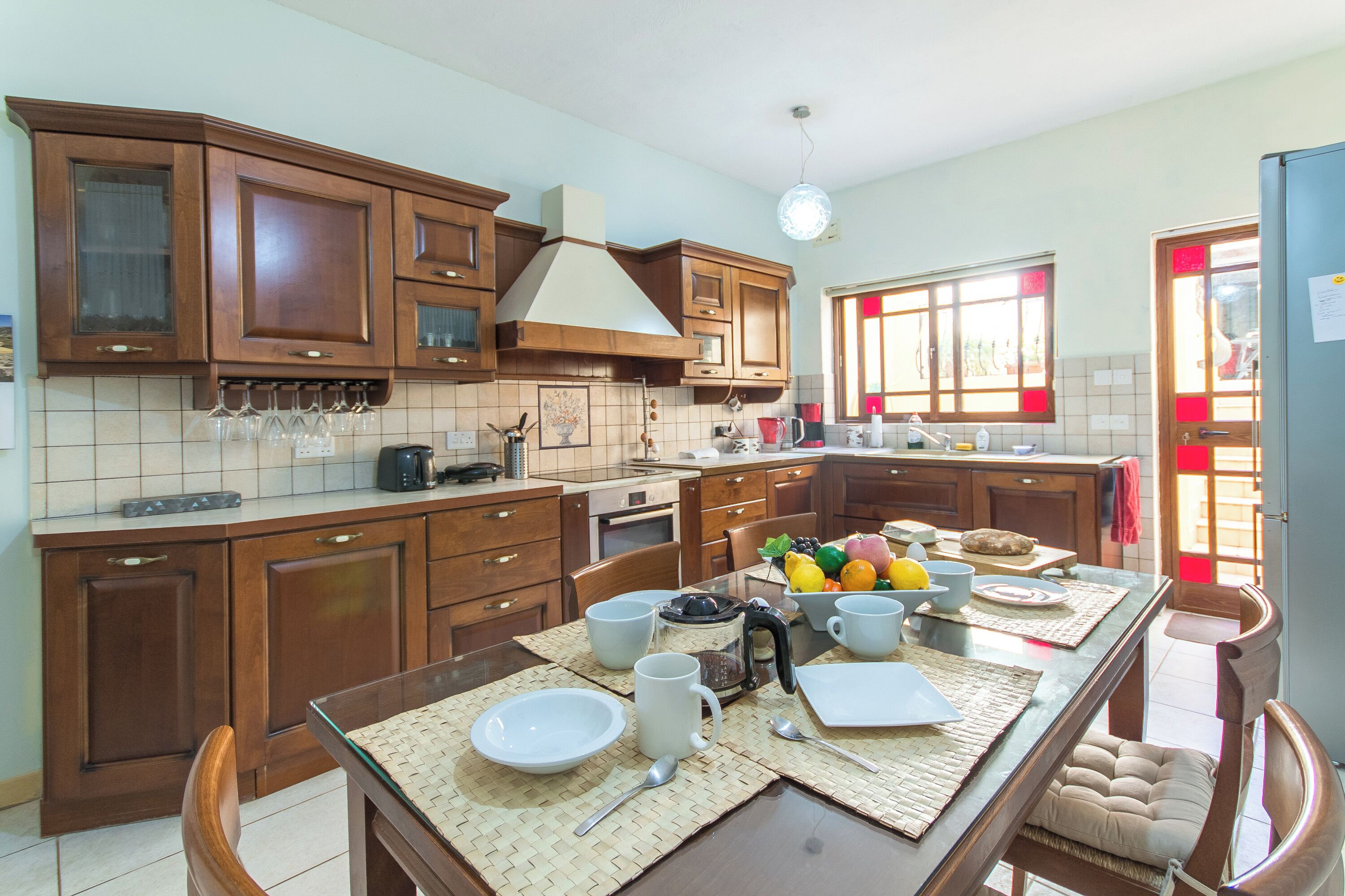 Townhouse Keluarga, beberapa kamar, 2 kamar mandi (Well Located Townhouse & Courtyard) | Dapur pribadi | Lemari es, microwave, oven, dan kompor