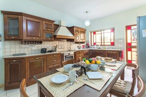Family Townhome, Multiple Bedrooms, 2 Bathrooms (Well Located Townhouse & Courtyard) | Private kitchen
