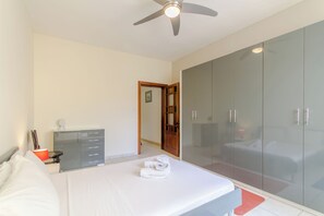 Familien-Stadtwohnung, Mehrere Schlafzimmer, 2 Bäder (Well Located Townhouse & Courtyard) | 3 Schlafzimmer, Bügeleisen/Bügelbrett, kostenloses WLAN, Bettwäsche