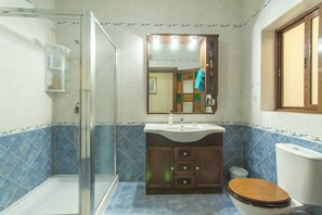 Family Townhome, 3 Bedrooms, 2 Bathrooms (Well Located Townhouse & Courtyard) | Bathroom | Separate tub and shower, hair dryer, towels, soap - Well Located Townhouse & Courtyard Kalka (Kalkara)