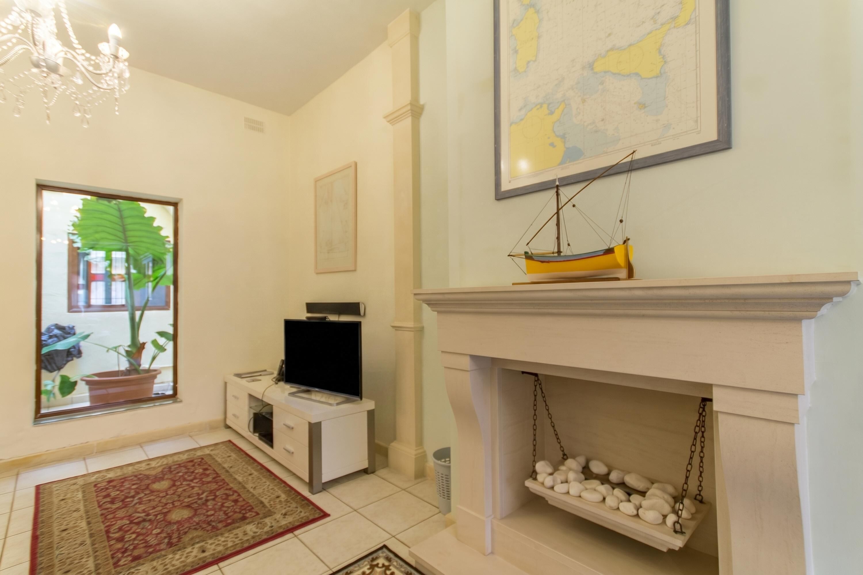 Family Townhome, 3 Bedrooms, 2 Bathrooms (Well Located Townhouse & Courtyard) | Interior