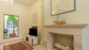 Family Townhome, 3 Bedrooms, 2 Bathrooms (Well Located Townhouse & Courtyard) | Interior