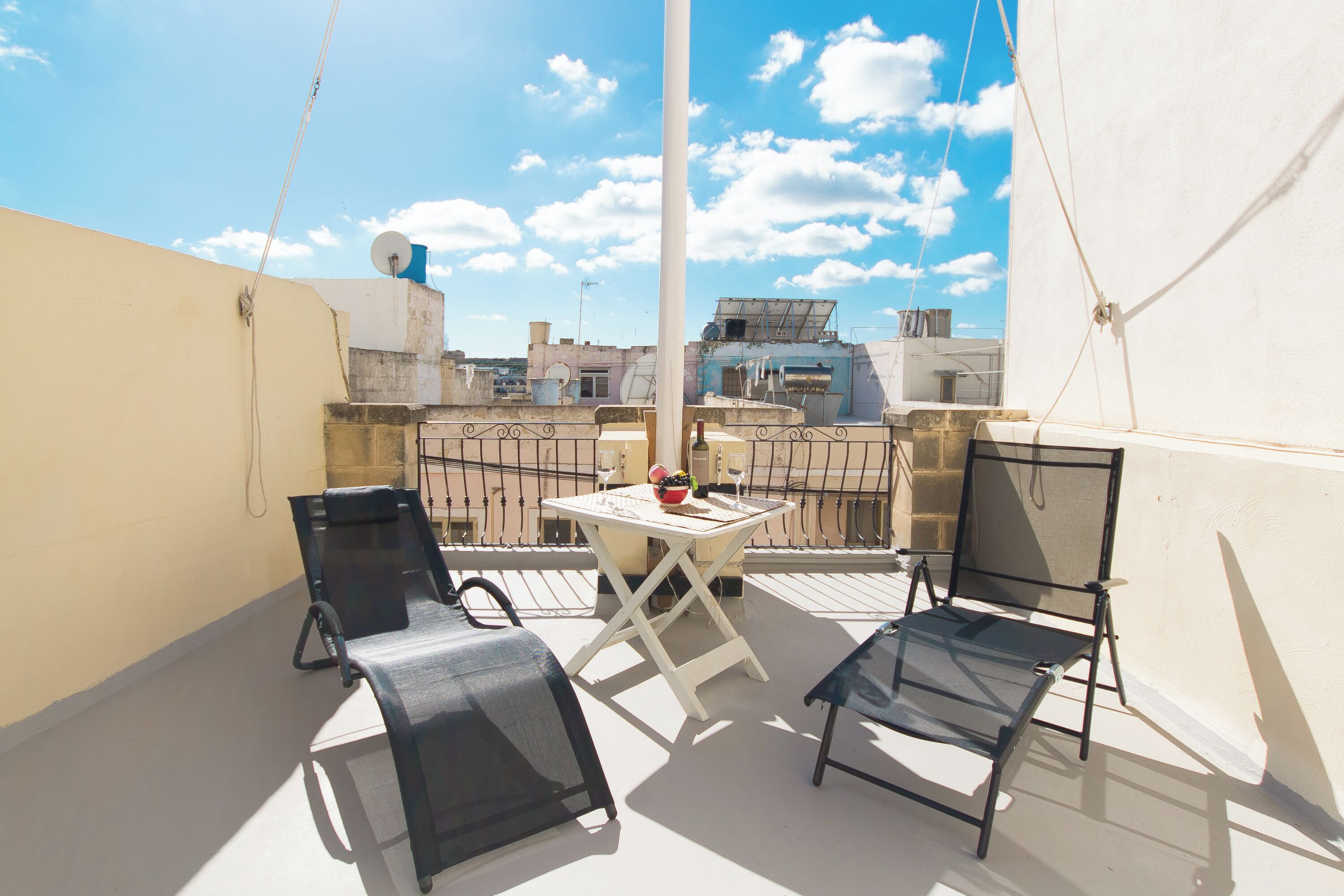 Family Townhome, Multiple Bedrooms, 2 Bathrooms (Well Located Townhouse & Courtyard) | Outdoor dining