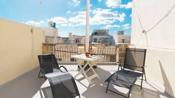 Family Townhome, Multiple Bedrooms, 2 Bathrooms (Well Located Townhouse & Courtyard) | Outdoor dining