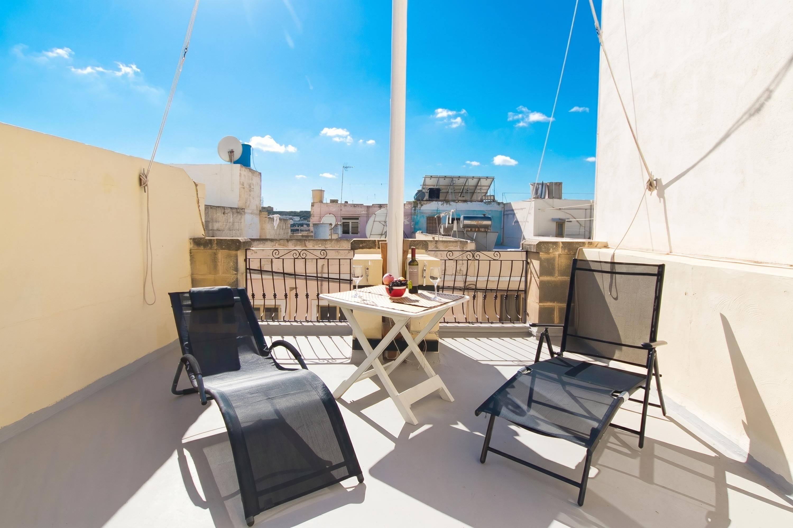 Family Townhome, Multiple Bedrooms, 2 Bathrooms (Well Located Townhouse & Courtyard) | Outdoor dining