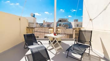 Family Townhome, Multiple Bedrooms, 2 Bathrooms (Well Located Townhouse & Courtyard) | Outdoor dining