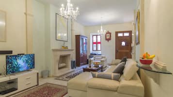 Family Townhome, 3 Bedrooms, 2 Bathrooms (Well Located Townhouse & Courtyard) | Ruang tamu | 21 inci televisyen dengan digital, pendiangan, pemain DVD