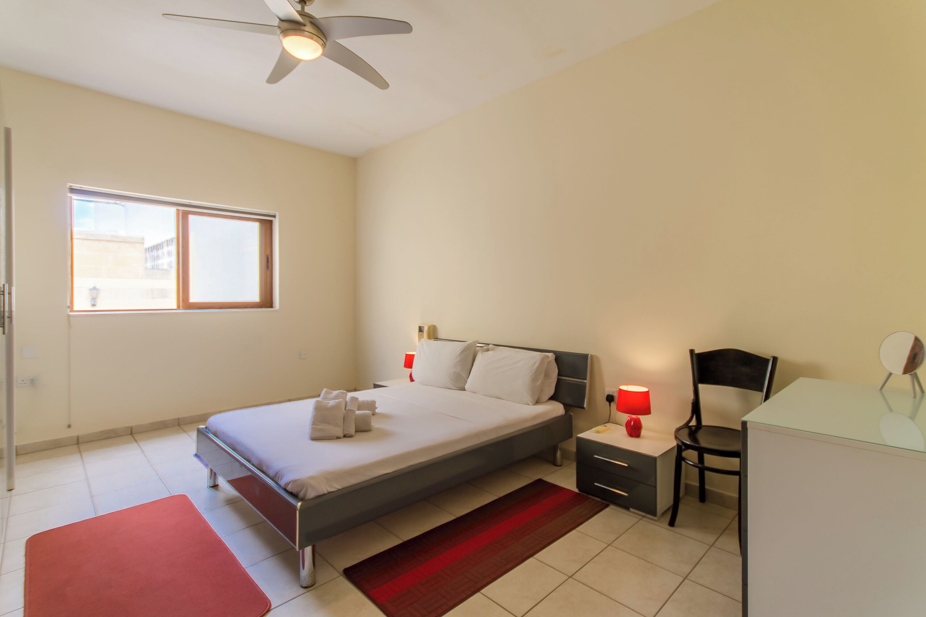 Townhouse Keluarga, beberapa kamar, 2 kamar mandi (Well Located Townhouse & Courtyard) | 3 kamar tidur, setrika/meja setrika, Wi-Fi gratis, dan seprai linen