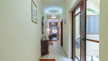 Family Townhome, Multiple Bedrooms, 2 Bathrooms (Well Located Townhouse & Courtyard) | Interior