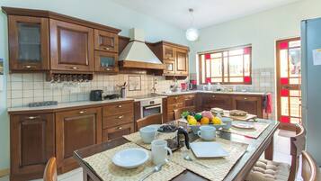 Family Townhome, Multiple Bedrooms, 2 Bathrooms (Well Located Townhouse & Courtyard) | Private kitchen