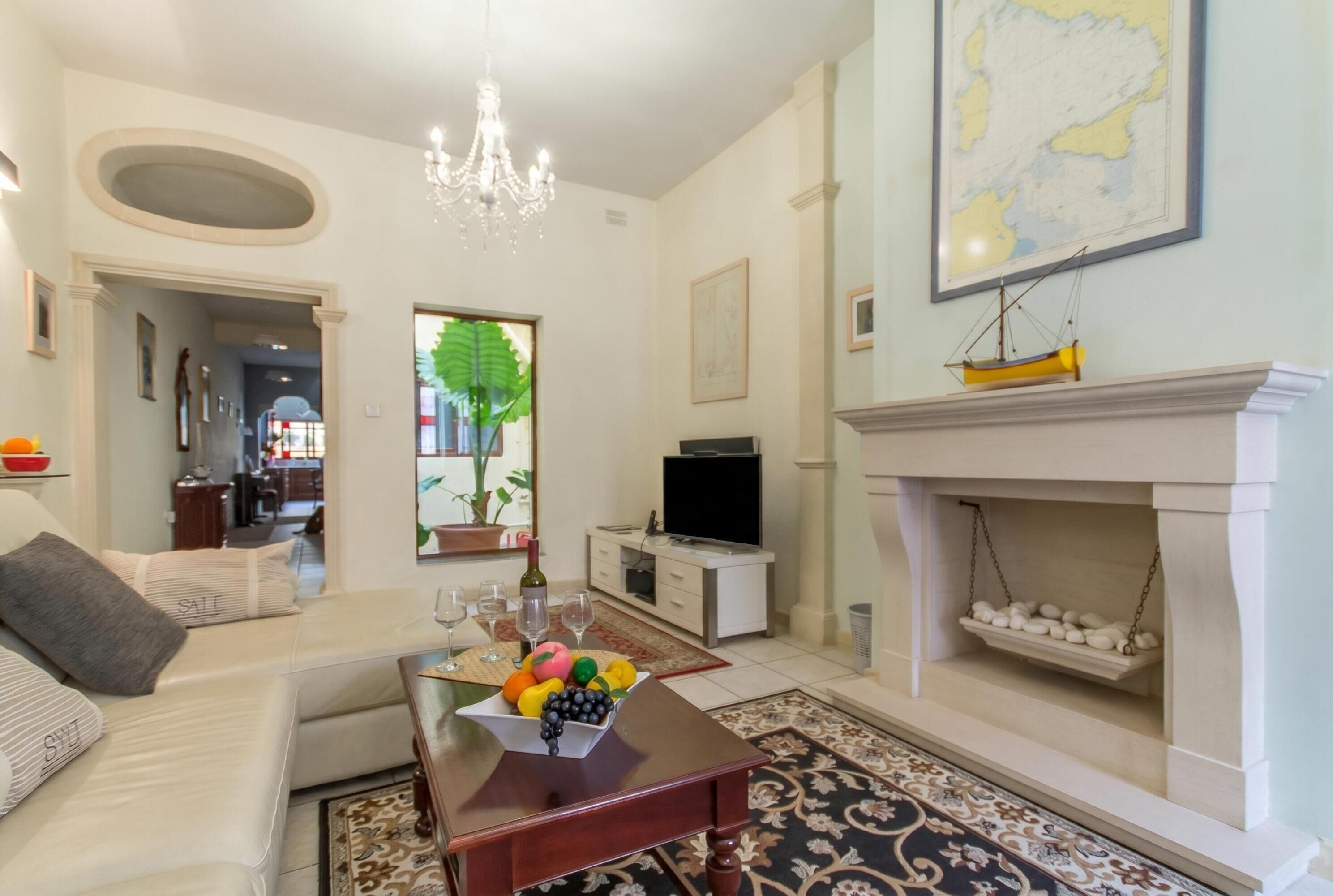 Maison mitoyenne Familiale, plusieurs chambres (Well Located Townhouse & Courtyard) | Coin séjour | Télévision de 21 pouces avec chaînes numériques, cheminée