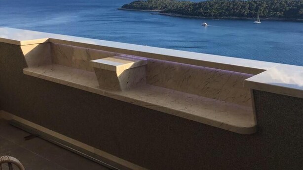 A balcony with a view of the sea and a small island. - Apartment H&D (Dubrovnik)