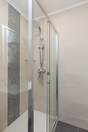 Apartment (Two Bedroom Apartment with Balcony an) | Bathroom | Shower, towels - Apartment H&D (Dubrovnik)