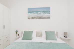 Studio (Studio Apartment with Patio and City )
