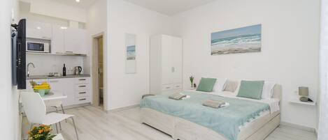 Studio (Studio Apartment with Patio and City )