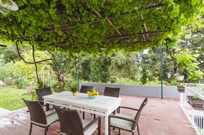 Studio (Studio Apartment with Patio and City ) | Terassi/patio