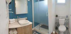 Shower, hair dryer, towels