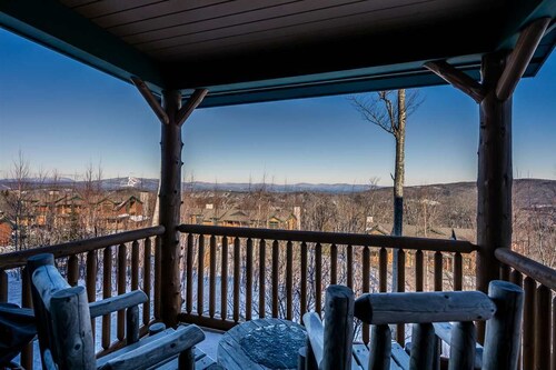 Ski In / Ski Out Treetops Home with Outdoor Private Spa