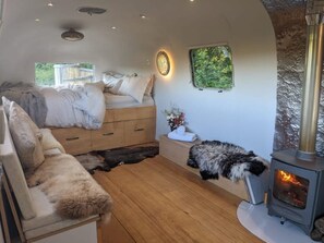 2 bedrooms, desk, WiFi, bed sheets - Airstream, vintage American caravan & Hottub (Ashburton)